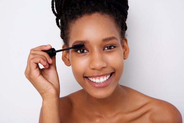 Photo représentant  une femme qui se maquille