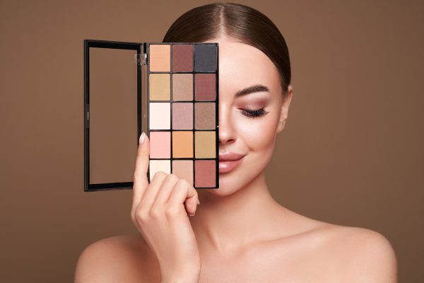 Photo représentant  une femme qui se maquille