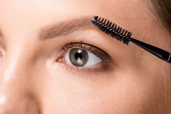 Photo représentant  une femme qui se maquille