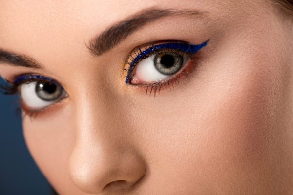 Photo représentant  une femme qui se maquille