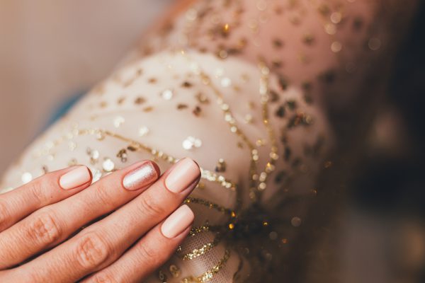 Photo représentant  une femme qui se maquille