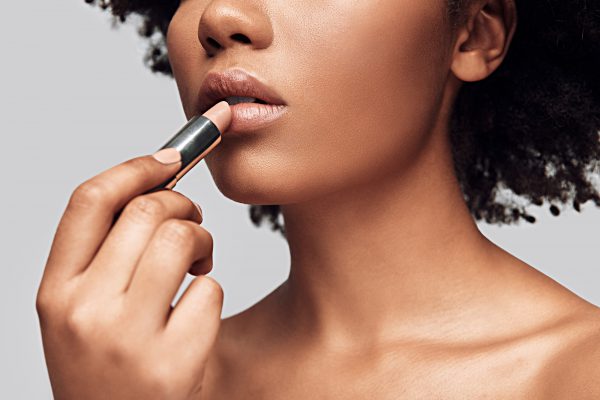 Photo représentant  une femme qui se maquille